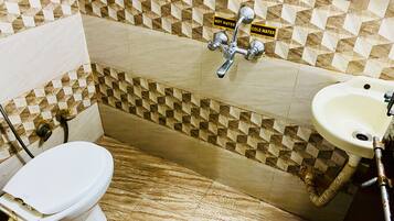 Familie vierpersoonskamer | Badkamer | Een douche, gratis toiletartikelen, zeep, shampoo