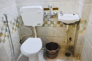 デラックス ダブルルーム | バスルーム | シャワー、バスアメニティ (無料)、石鹸、シャンプー