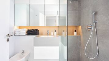 Een douche, een haardroger, een bidet, handdoeken
