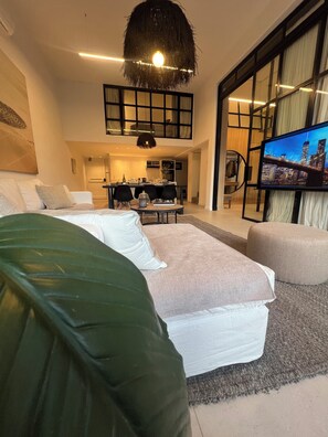 Deluxe Apartment, 3 Bedrooms, Balcony, Pool View | Living area | 42-inch Smart TV with cable channels, Netflix, pay movies - BT Homes - Palacio Alcorta (Buenos Aires)