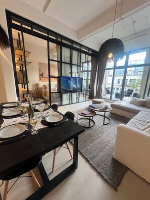 Apartamento Deluxe, 3 habitaciones, balcón, vistas a la piscina | Comedor