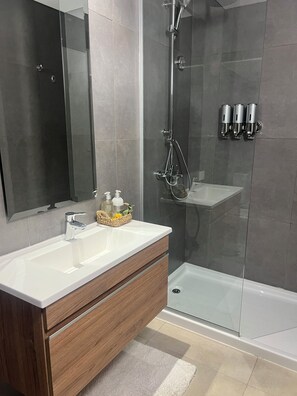 Apartamento Deluxe, 3 habitaciones, balcón, vistas a la piscina | Baño | Ducha y cabezal de ducha tipo lluvia