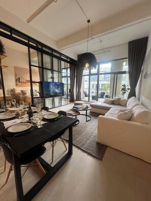 Deluxe Apartment, 3 Bedrooms, Balcony, Pool View | Living area | 42-inch Smart TV with cable channels, Netflix, pay movies - BT Homes - Palacio Alcorta (Buenos Aires)