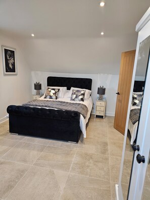 3 habitaciones, tabla de planchar con plancha, wifi y ropa de cama 