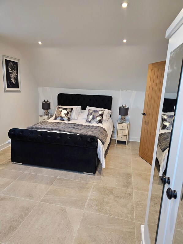 3 habitaciones, tabla de planchar con plancha, wifi y ropa de cama 