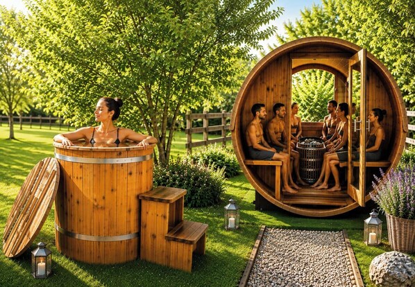 Une structure de sauna en bois, dotée de bancs, et une personne se relaxant dans une baignoire en bois séparée.