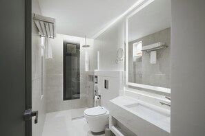 Een douche, een haardroger, pantoffels, handdoeken