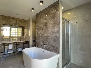 Premium Double Room | Bathroom | Free toiletries, hair dryer, bathrobes, towels - Pietro Boutique Hotel and Residences (Gharb)
