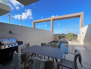 Villa panorámica, piscina privada | Caja fuerte, escritorio, espacio para trabajar con un portátil