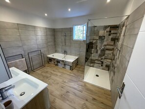 Bruser, hårtørrer, bidet, håndklæder