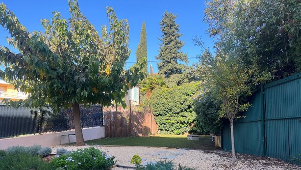 A landscaped backyard with a stone wall, gravel paths, and various plants. - Villa Ischia **** Bandol, air-conditioned, swimming pool 950m beaches & port (Bandol)