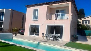A two-story building with a swimming pool in front. - Villa Ischia **** Bandol, air-conditioned, swimming pool 950m beaches & port (Bandol)
