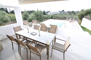 Stórt lúxuseinbýlishús - útsýni yfir sundlaug | Útsýni af svölum