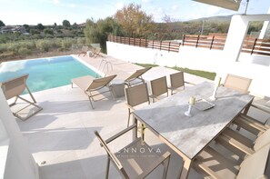 Stórt lúxuseinbýlishús - útsýni yfir sundlaug | Verönd/útipallur