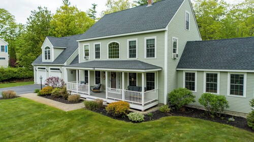 Stunning 5BR home w/ pool, beautiful yard, near beach, sleeps 8–16 comfortably