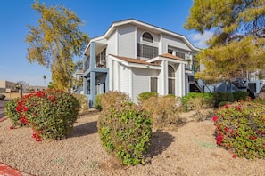 Exterior - Balcony | Near Glendale Community College (Glendale)