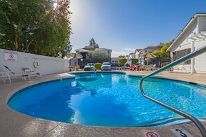Pool - Balcony | Near Glendale Community College (Glendale)