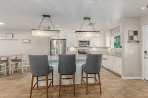 雪櫃、微波爐、焗爐、爐具