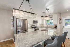 Jääkaappi, mikroaaltouuni, uuni, liesi