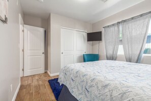 3 bedrooms, desk, travel crib, WiFi