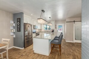 Jääkaappi, mikroaaltouuni, uuni, liesi