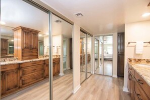 Shower, hair dryer - Biltmore Chic Condo by Golf Course & Hiking Trails (Phoenix)