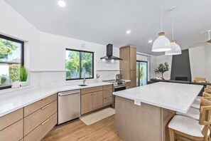 Fridge, oven, stovetop, dishwasher