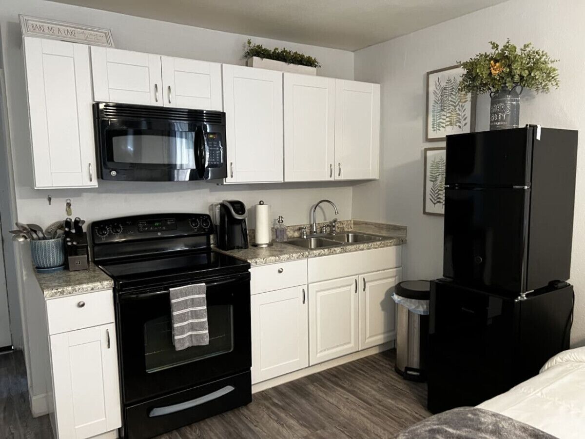 Réfrigérateur, micro-ondes, four, plaque de cuisson