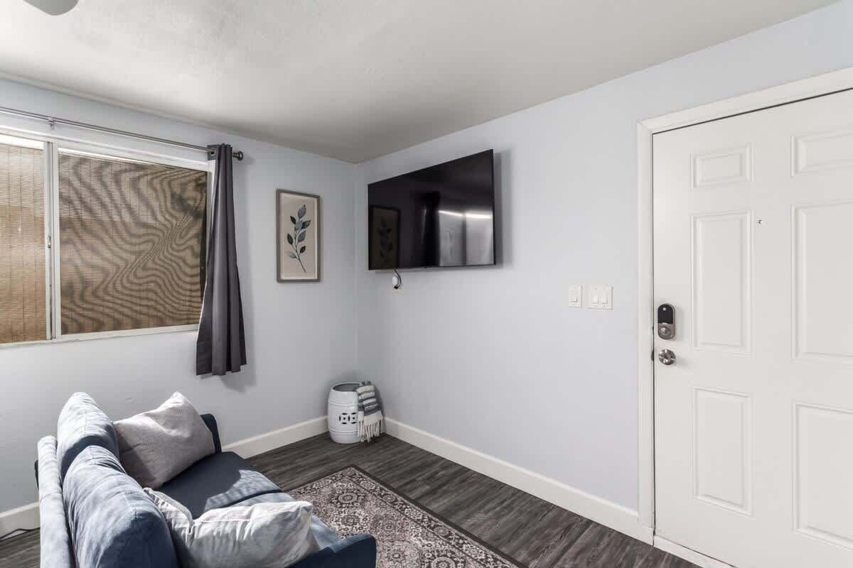 Una televisión, una oficina