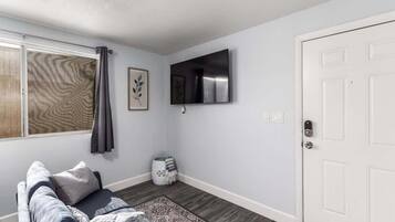 Una televisión, una oficina