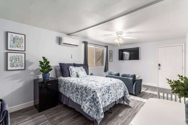 Iron/ironing board, travel crib, WiFi, bed sheets