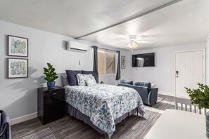 Bureau, fer et planche à repasser, lit parapluie, Wi-Fi