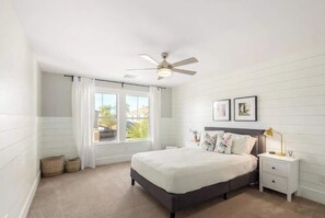 Een strijkplank/strijkijzer, reisbedje, wifi, beddengoed