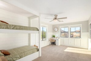 4 habitaciones, escritorio y tabla de planchar con plancha 