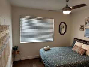 2 chambres, bureau, fer et planche à repasser, lit parapluie