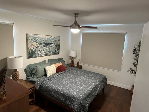 2 habitaciones, escritorio y tabla de planchar con plancha 