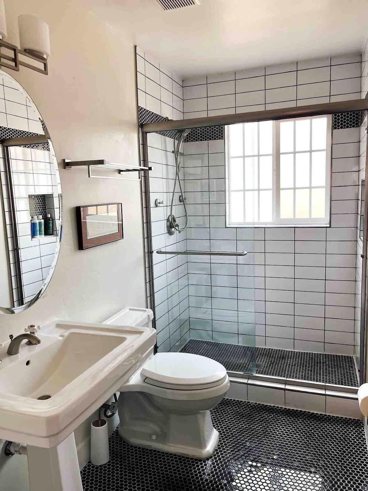 Douche, séchoir à cheveux, shampooing