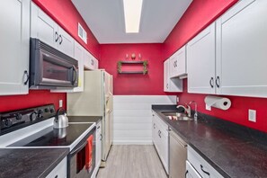 冷蔵庫、電子レンジ、オーブン、コンロ