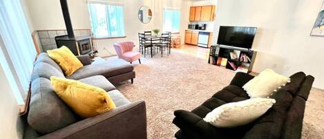 Een televisie en een open haard