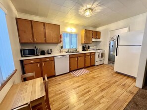 ثلاجة، ميكروويف، فرن، موقد طهي مسطح