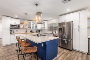 冷蔵庫、電子レンジ、オーブン、コンロ