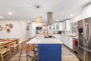 Geladeira, micro-ondas, fogão, cooktop