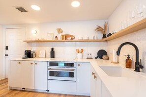 Microwave, stovetop, dishwasher, coffee/tea maker - Cozy Beachside Stay w/King Bed & Modern Comforts (Miami Beach)