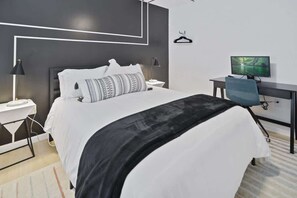 5 bedrooms, iron/ironing board, WiFi, bed sheets