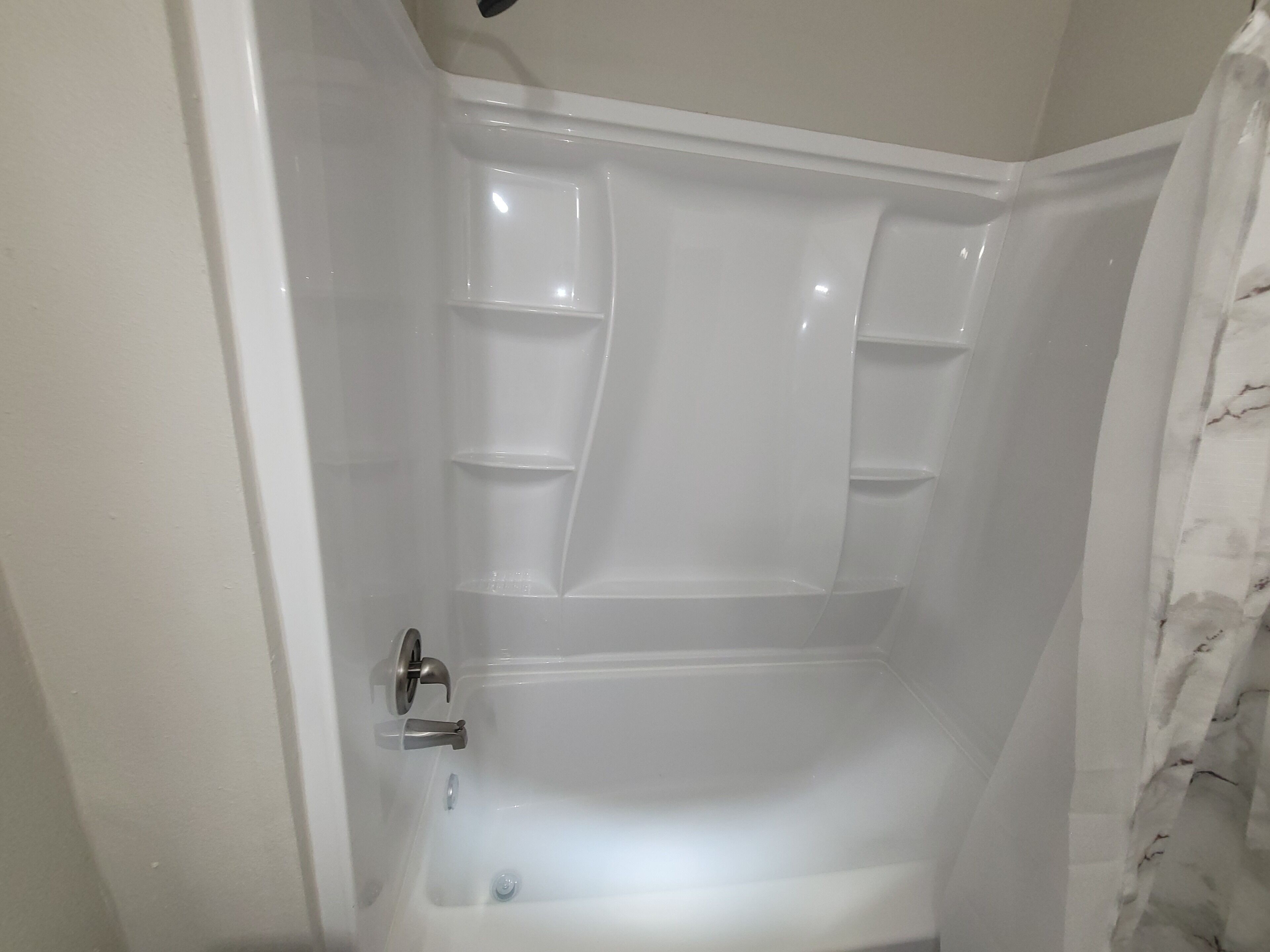 シャワー付き浴槽、タオル、石鹸、トイレットペーパー