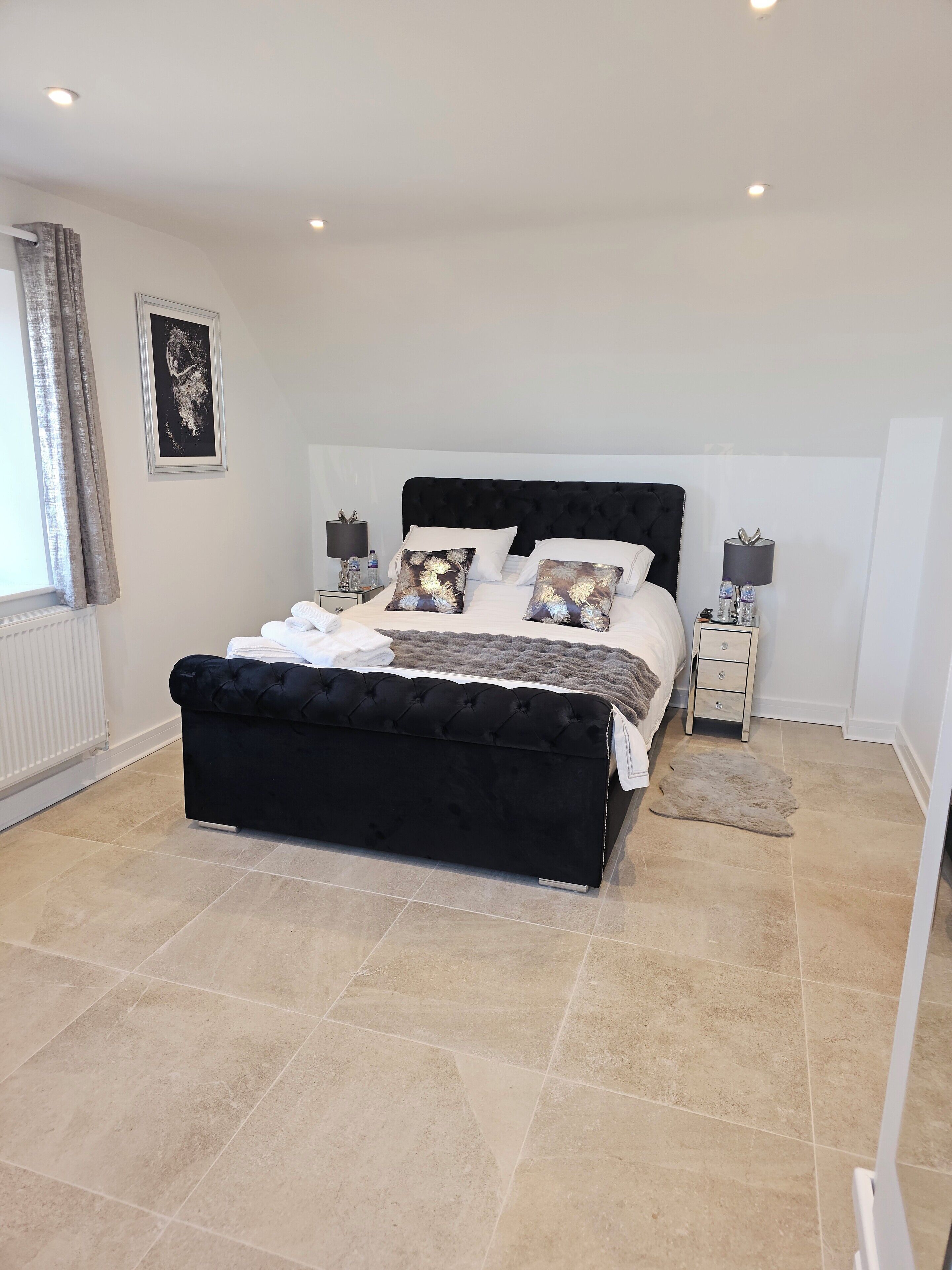 6 bedrooms, iron/ironing board, WiFi, bed sheets