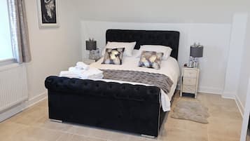 6 bedrooms, iron/ironing board, WiFi, bed sheets