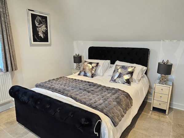 6 bedrooms, iron/ironing board, WiFi, bed sheets
