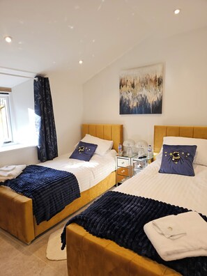 6 bedrooms, iron/ironing board, WiFi, bed sheets