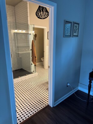 Douche, sèche-cheveux, serviettes fournies, savon